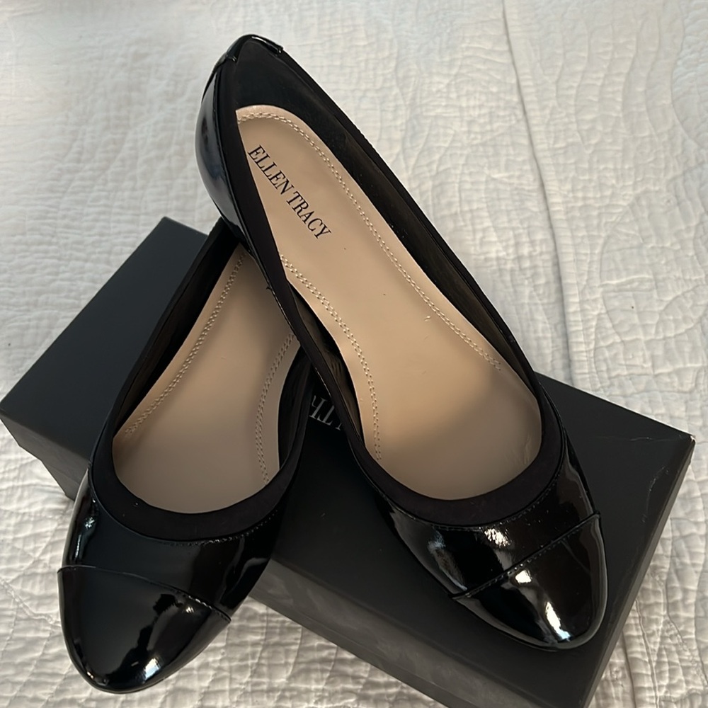 NIB ELLEN TRACY BLACK PATTEN LEATHER FLATS